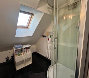 Montfort-le-Gesnois House | Chambre avec salle de douche - Maison familiale