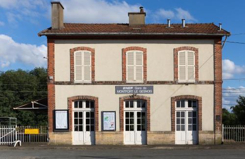 Montfort-le-Gesnois House | Chambre avec salle de douche - Maison familiale
