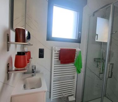 Tourville-sur-Arques House | Chambre avec salle de bain privative et borne de recharge électrique T2