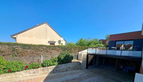 Tourville-sur-Arques House | Chambre avec salle de bain privative et borne de recharge électrique T2