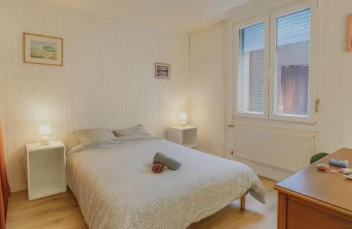 Croix Apartment | Chambre avec lit double confortable à Croix