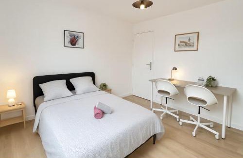 Croix Apartment | Chambre avec lit double confortable à Croix