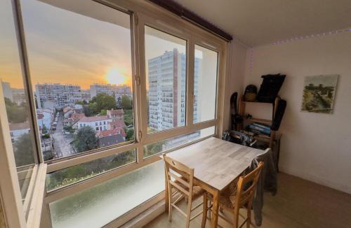 Villejuif Bed & Breakfast | Chambre avec lit king-size dans un appartement partagé à 5 min du métro 7 à Paris Orly