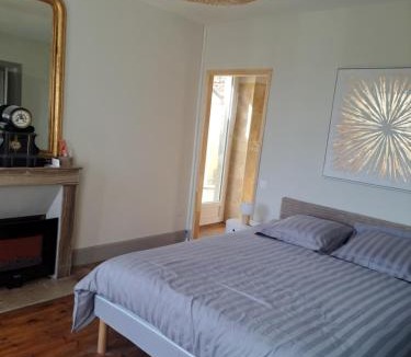 Montaigut-le-Blanc House | Chambre avec salle de bain privative