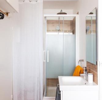 Quartier Massy-Opera I House | Chambre avec sa salle de de bain privative