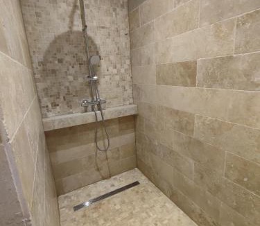 Mezeray Bed & Breakfast | Chambre avec salle de bain privée