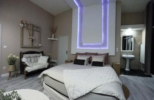 Louches Bed & Breakfast | Chambre avec spa, piscine et sauna privatif