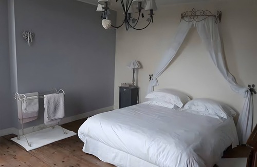 Le Mesnil-Guillaume Bed & Breakfast | Chambre Blanche Guest Room with Shared Terrace, Garden, and Wi-Fi
