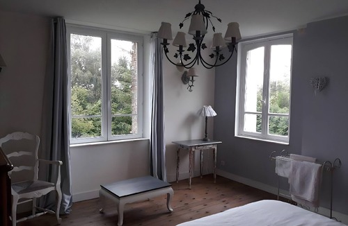 Le Mesnil-Guillaume Bed & Breakfast | Chambre Blanche Guest Room with Shared Terrace, Garden, and Wi-Fi