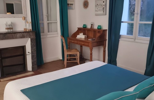 Le Mesnil-Guillaume Bed & Breakfast | Chambre Blanche Guest Room with Shared Terrace, Garden, and Wi-Fi