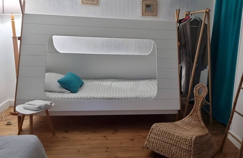 Le Mesnil-Guillaume Bed & Breakfast | Chambre Blanche Guest Room with Shared Terrace, Garden, and Wi-Fi