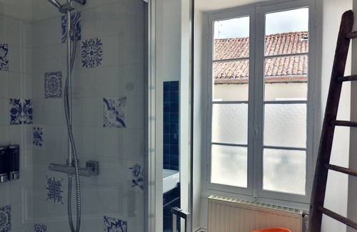 Montbron Hotel | Chambre Brontë - shared shower room