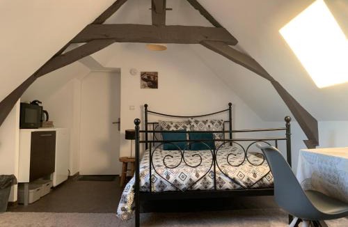 La Menitre Apartment | Chambre chaleureuse avec accès indépendant et sanitaires indépendants