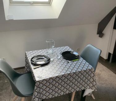 La Menitre Apartment | Chambre chaleureuse avec accès indépendant et sanitaires indépendants