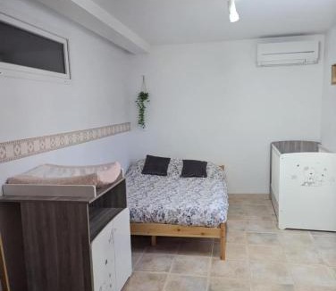 La Liviniere House | Chambre climatisée 2 places plus une place Bébé 0-3 ans, salle de bain et WC en espace privatif