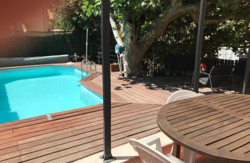 13th Arrondissement House | Chambre climatisée avec sdb privée dans une villa avec piscine ouverte d'avril à mi octobre