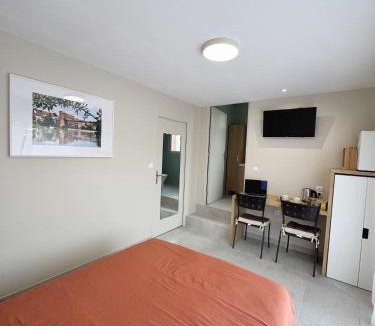 Lisle-sur-Tarn House | Chambre climatisée et salle de bain privatives, parking