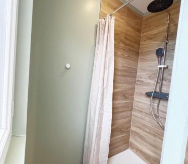 Lisle-sur-Tarn House | Chambre climatisée et salle de bain privatives, parking