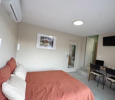 Lisle-sur-Tarn House | Chambre climatisée et salle de bain privatives, parking