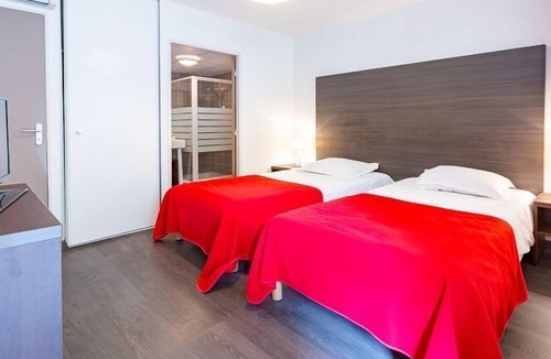 Roz-sur-Couesnon House | Chambre Confortable | WiFi Gratuit + Accès Piscine