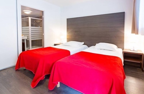 Roz-sur-Couesnon House | Chambre Confortable | WiFi Gratuit + Accès Piscine
