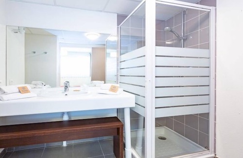 Roz-sur-Couesnon House | Chambre Confortable | WiFi Gratuit + Accès Piscine