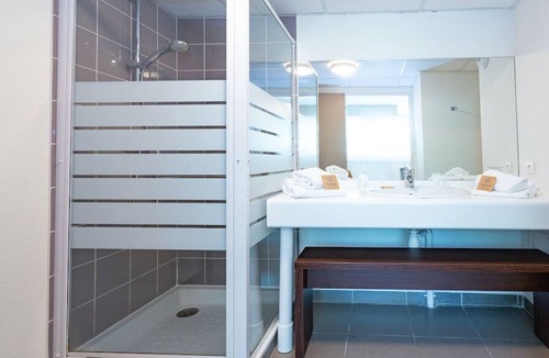 Roz-sur-Couesnon House | Chambre Confortable | WiFi Gratuit + Accès Piscine
