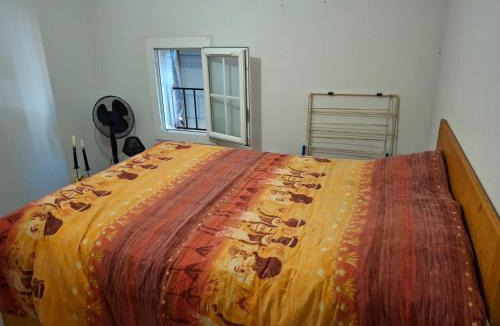 Aiguillon House | Chambre confortable avec télé