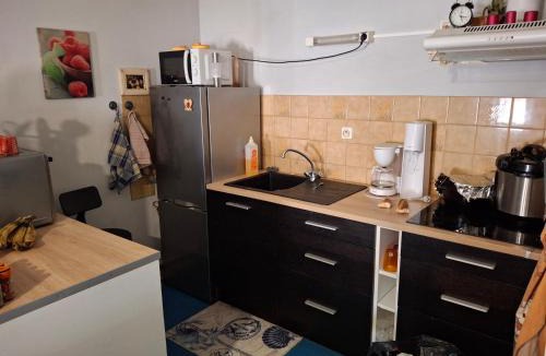 Aiguillon House | Chambre confortable avec télé