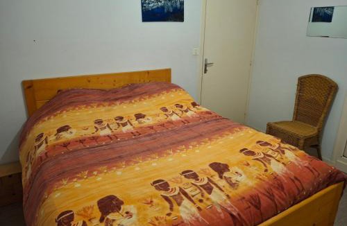 Aiguillon House | Chambre confortable avec télé