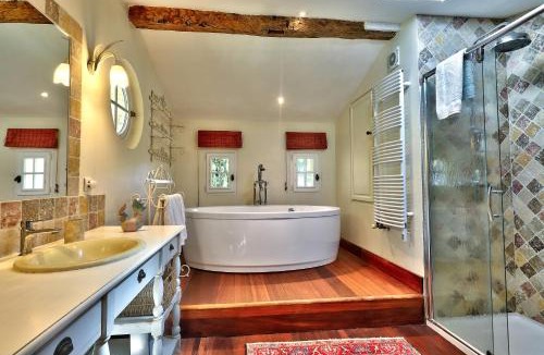 Saint-Michel-de-Fronsac Bed & Breakfast | Chambre d'hôtes spacieuse, salle de bain privative