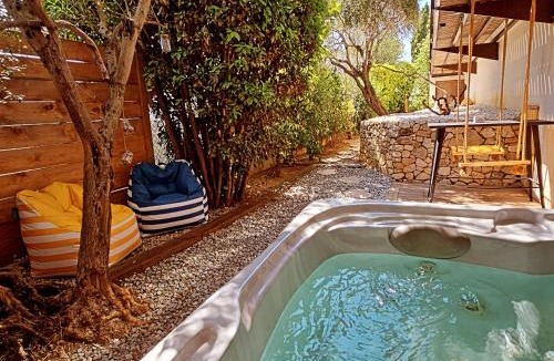 Allauch Bed & Breakfast | Chambre d'hôte Cigale jacuzzi et jardin privé