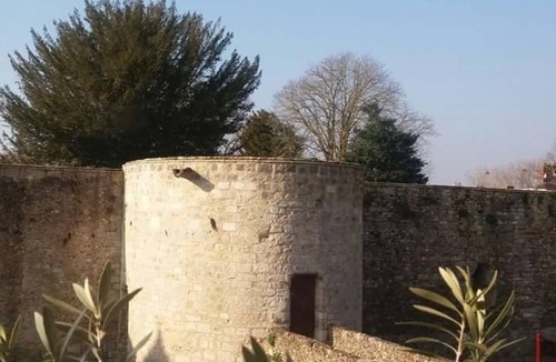 Dourdan Bed & Breakfast | Chambre D'hôte du Château