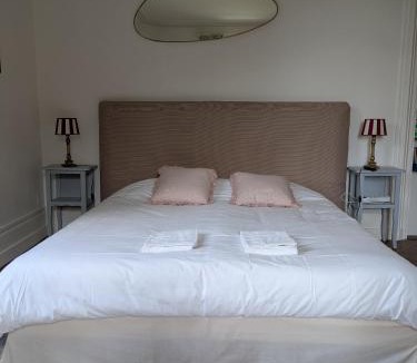 Saint-Aubin-Epinay Bed & Breakfast | Chambre d'hôte - petit château à la campagne