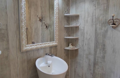Peret Bed & Breakfast | Chambre D'hôtes Avec Baignoire Balnéo. Petits Déjeuners Inclus. Proche Salagou