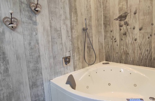 Peret Bed & Breakfast | Chambre D'hôtes Avec Baignoire Balnéo. Petits Déjeuners Inclus. Proche Salagou