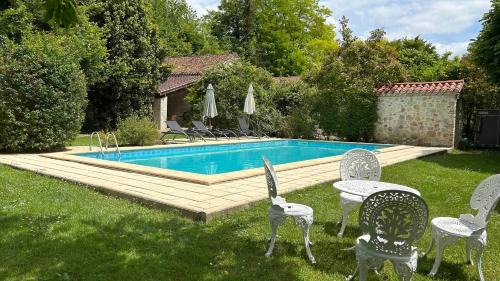 Pont-du-Casse Bed & Breakfast | Chambre d'Hôtes de luxe - Domaine de Gargoris I Piscine et nature