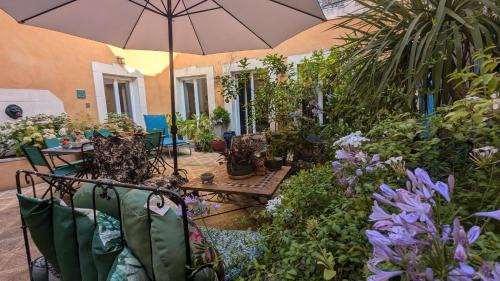 Pons Bed & Breakfast | Chambre d'Hôtes La Grenade Bleue