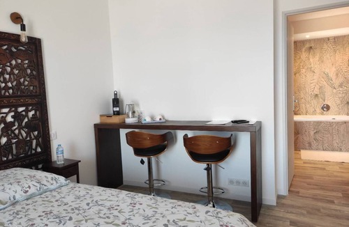 Peret Bed & Breakfast | Chambre D'hôtes Pour 2 à 4 Pers. Salle de Bain Balnéo. Proche du Lac du Salagou