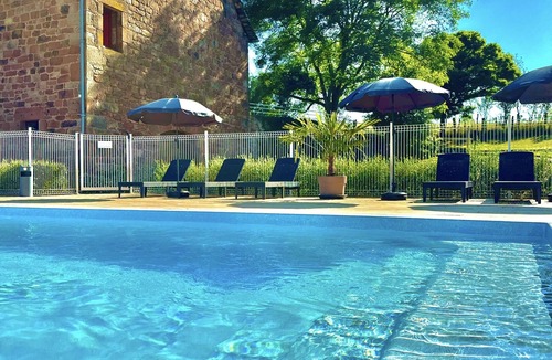Saint-Cyprien-sur-Dourdou Bed & Breakfast | Chambre D'hôtes Référence® Images - Domaine du Mas Naut Piscine Jacuzzi Massages