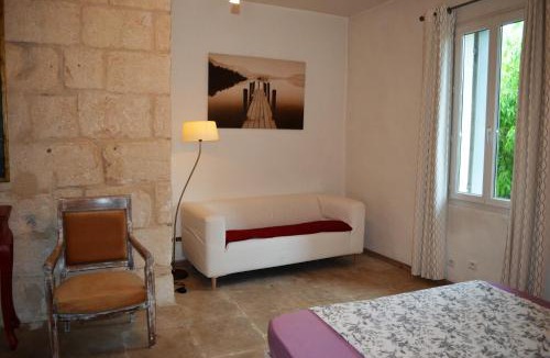 Junas Bed & Breakfast | chambre d hote spacieuse avec cour junas gard