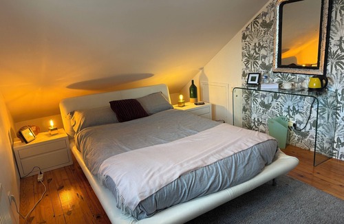 Cimetiere de l'Est Bed & Breakfast | Chambre d'hôtes nestled under the rooftops in Rennes