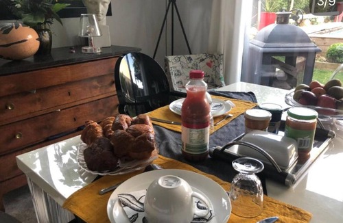 Cimetiere de l'Est Bed & Breakfast | Chambre d'hôtes nestled under the rooftops in Rennes