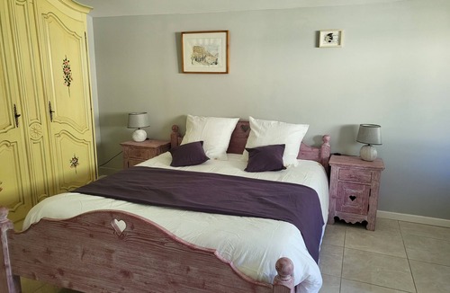 Reynes Bed & Breakfast | Chambre d'Hôtes with breakfast, kitchen and swimming pool in summer!