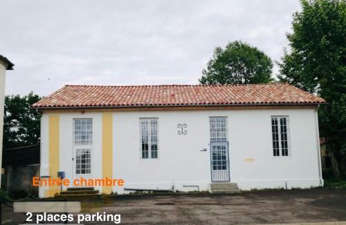 Cazeres-sur-l'Adour House | Chambre dans ancienne ecole