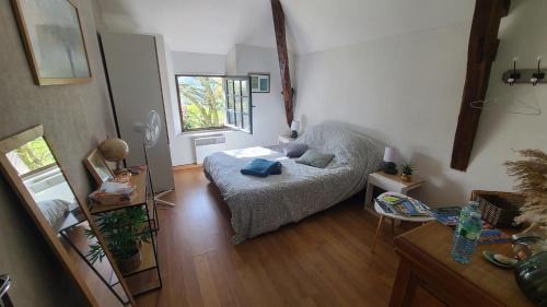 Bernac-Debat Bed & Breakfast | Chambre dans grande maison au calme face aux Pyrénées avec salle d'eau et WC privatifs