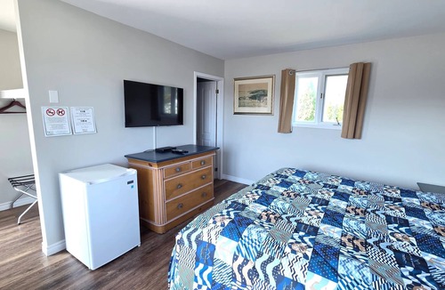 Petit-Rocher Hotel | Chambre dans le quartier accueillant du Petit Rocher, avec climatisation