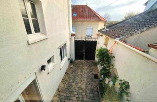 La Ville-du-Bois Bed & Breakfast | Chambre dans maison paisible