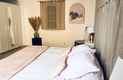 Lezignan-la-Cebe Bed & Breakfast | Chambre Dans un Petit Coin de Verdure