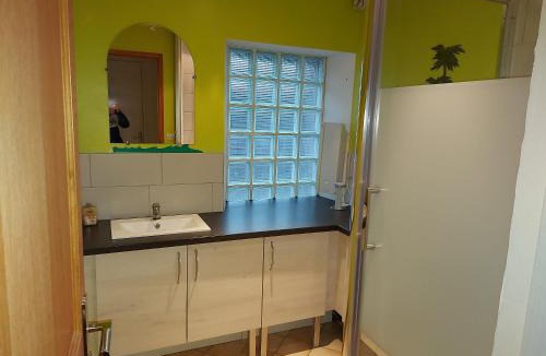 Bachant House | Chambre dans un écrin de verdure